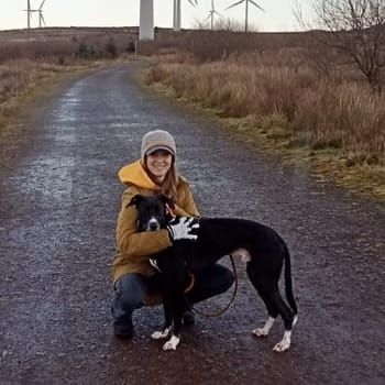 Ellie with her dog Dylan on a path in the hills outside Glasgow. エリーと愛犬ダイラン スコットランド