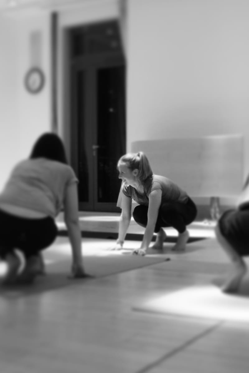 Ellie teaching a movement class, applying body awareness and precision - the same approach she brings to pronunciation. ヨガ指導 ボディアウェアネス
